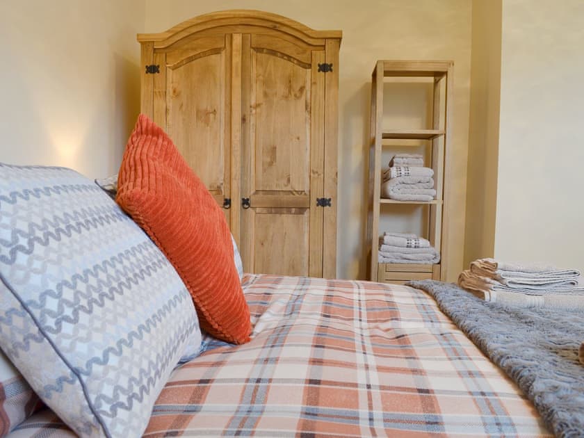 Charming double bedroom | Y Bwthyn Pren, Aberaeron