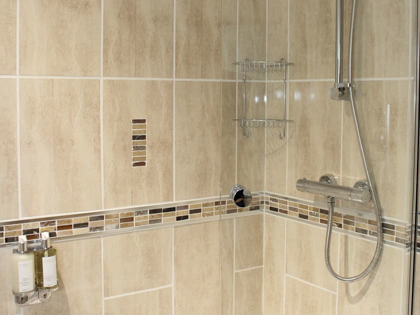 En-suite with shower over a ’P’ shaped bath | The Old Barn - Corporation Farm Cottages, Tickton, near Beverley