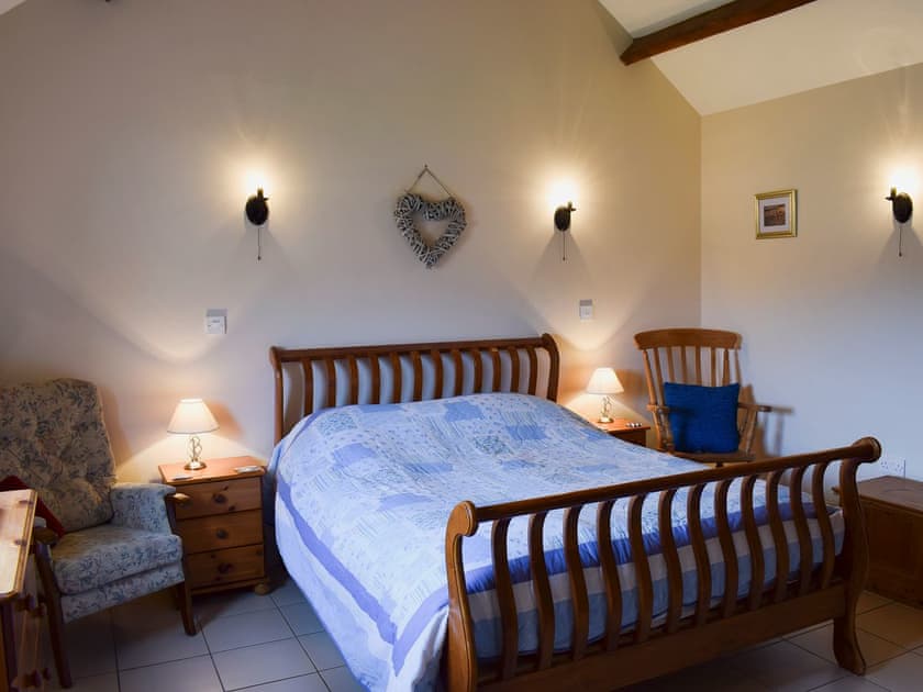 Bedrom with kingsize sleigh bed and en-suite shower room | Rupert’s Stable - Cleveland View Cottages, Easby Grange, near Great Ayton