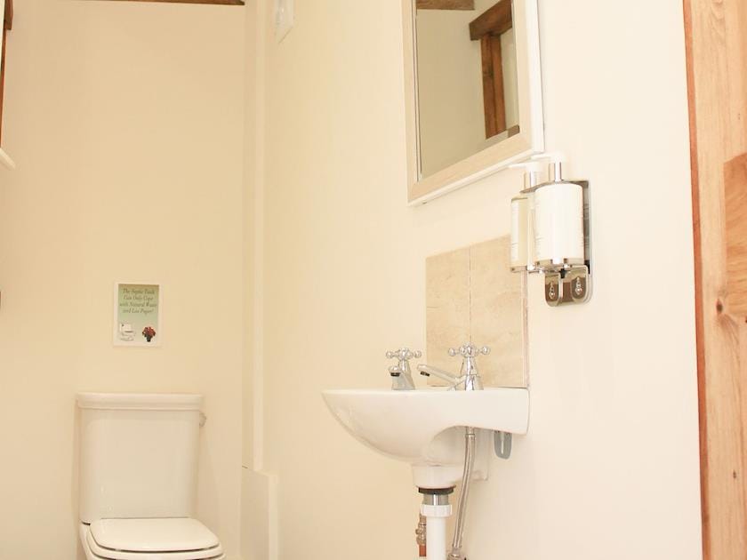 Charming en-suite | The Cart Shed - Corporation Farm Cottages, Tickton, near Beverley