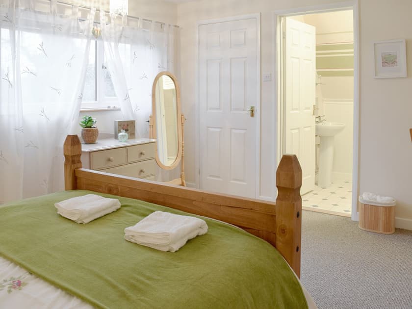 Spacious double bedroom with en-suite | Garden Cottage, Wangford, near Southwold