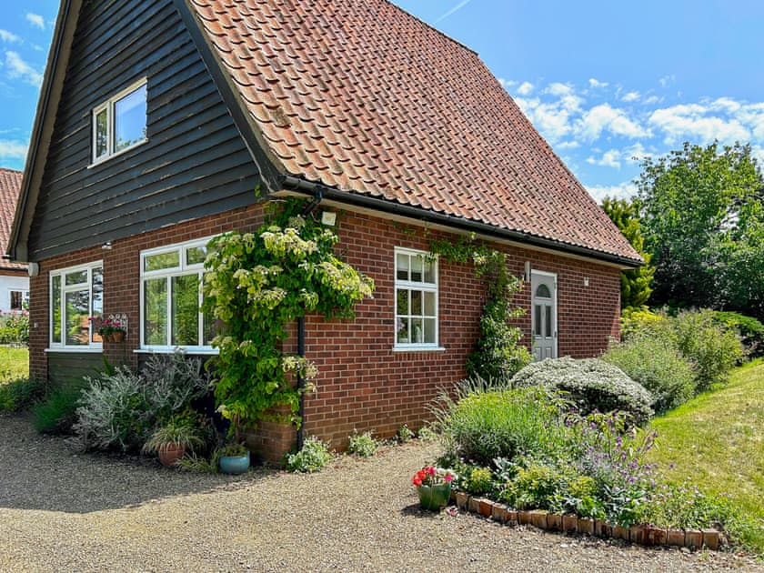 Pretty detached holiday home | Garden Cottage, Wangford, near Southwold