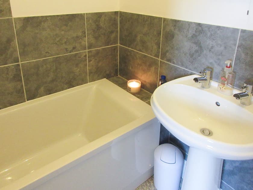Relax in the peace and quiet of the en-suite bathroom | Holborn House, Bowness on Windermere
