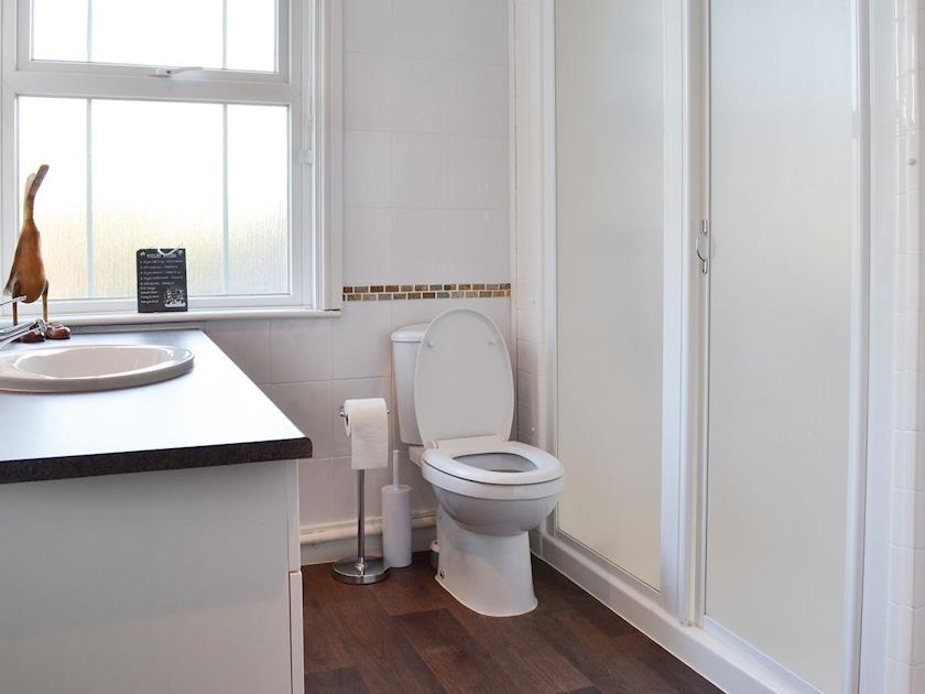 Shower room with large shower cubicle | Pam’s Plaice, Offord D’Arcy, near Godmanchester