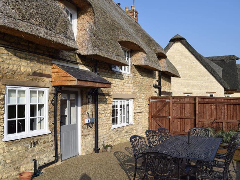 Outdoor dining area | Dick’s Cottage, Cottesmore, near Oakham