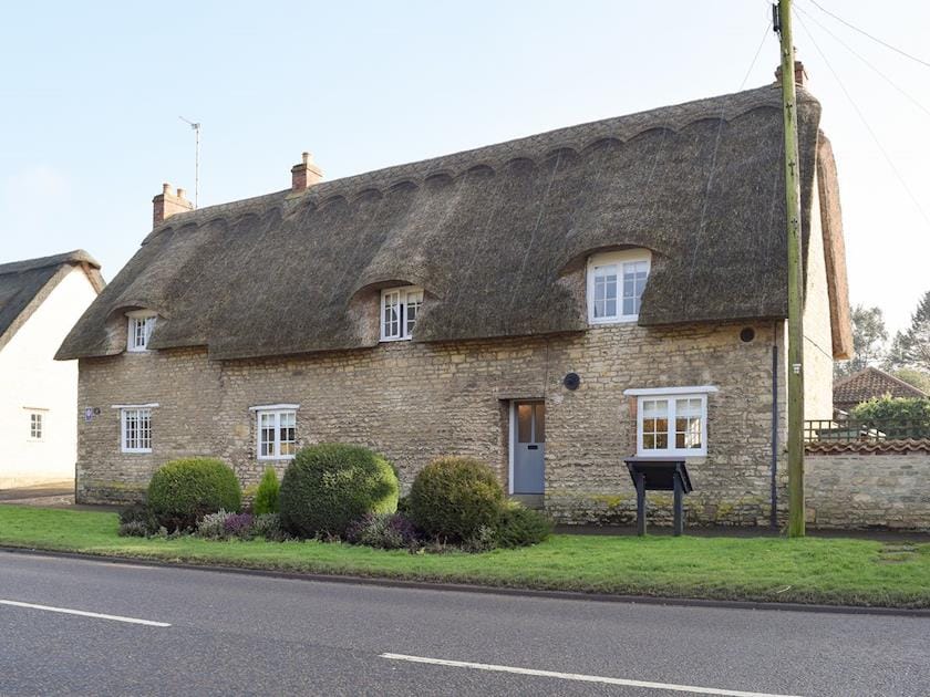 Beautiful grade II listed thatched holiday cottage | Dick’s Cottage, Cottesmore, near Oakham