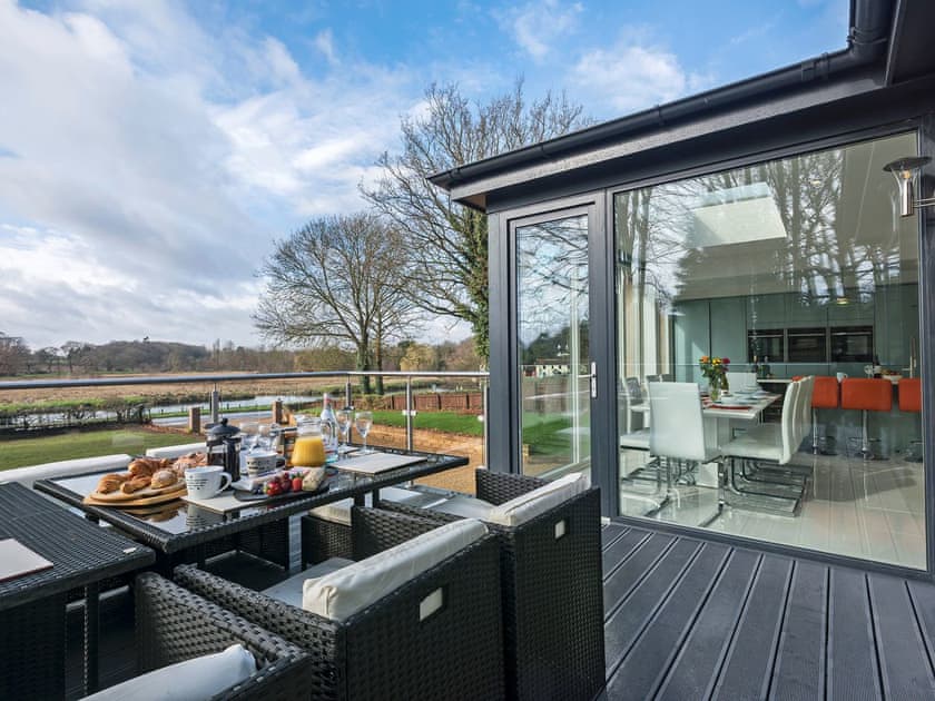 Large glass veranda boasting beautiful views | Sunnybank, Coltishall, near Wroxham