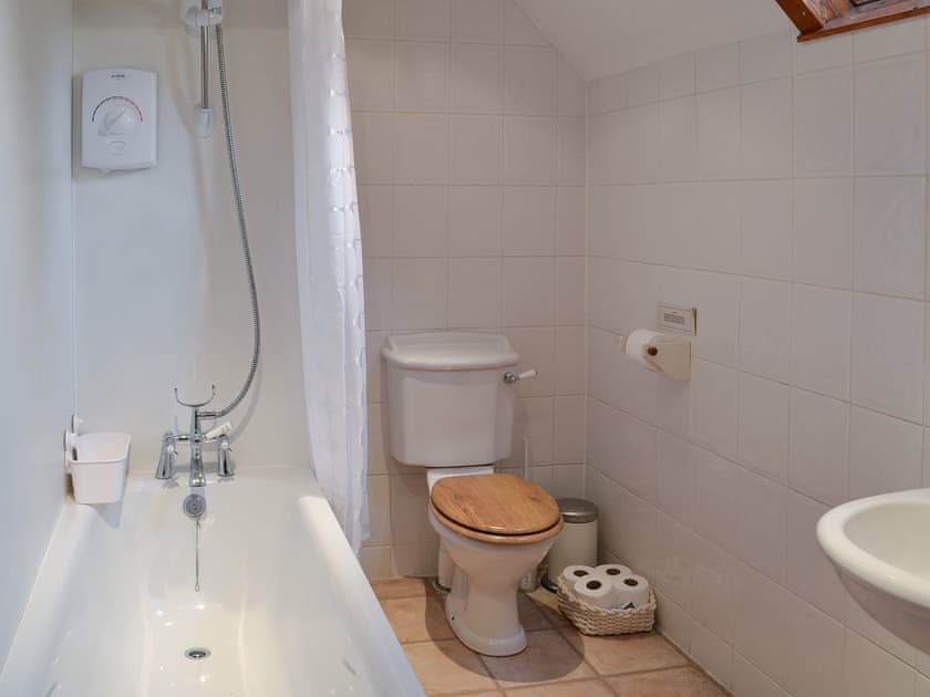 Bathroom with shower over the bath | Craig Lora, Dalmally, near Oban