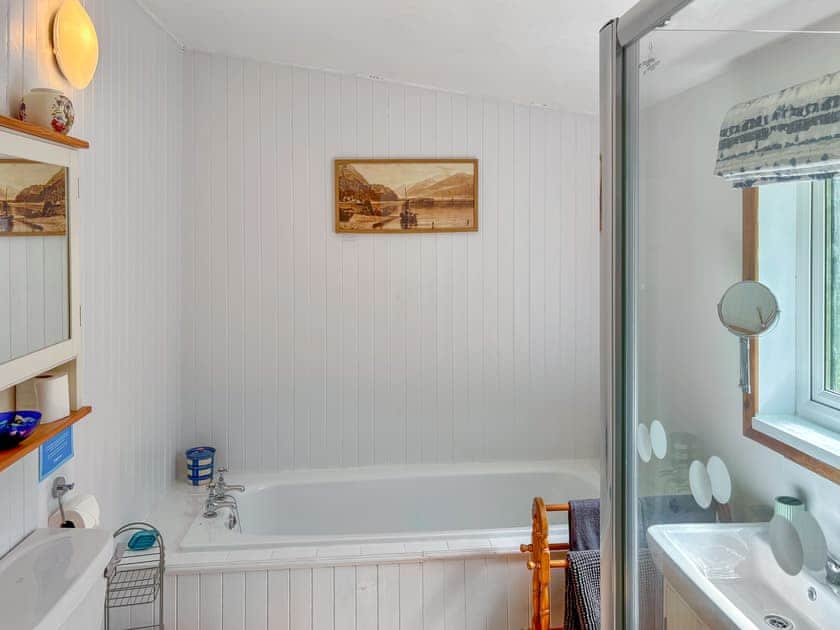Standalone shower cubicle | The Heron, Ardentinny near Dunoon