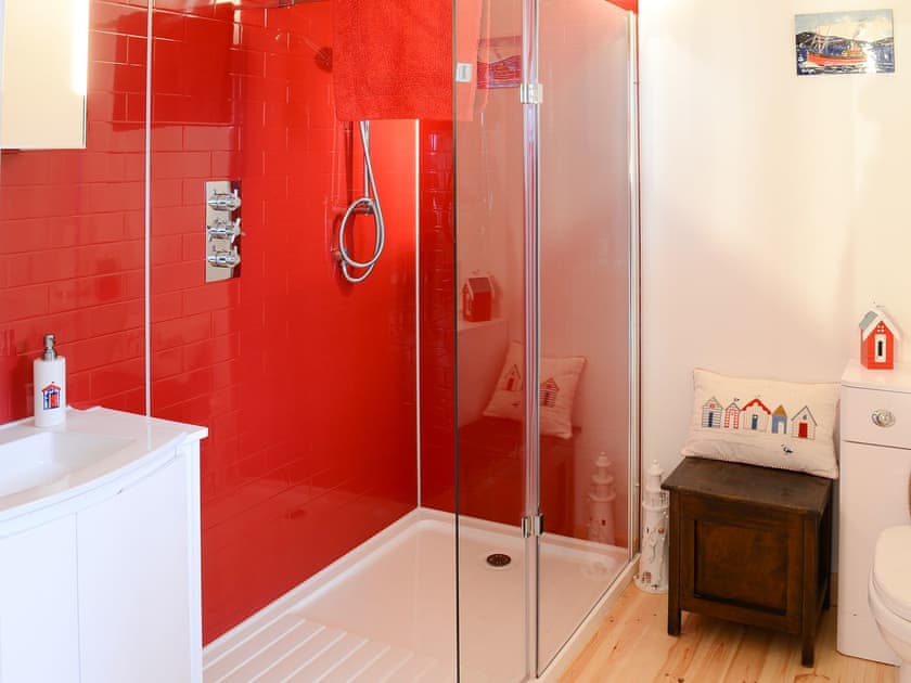 The en-suite boasts a full height walk-in shower | Fionn Croft Lodge, Melvaig, near Gairloch