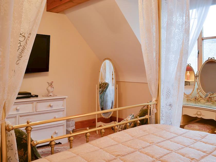Four Poster bedroom | Ty Newydd, Beddgelert, near Caernarfon
