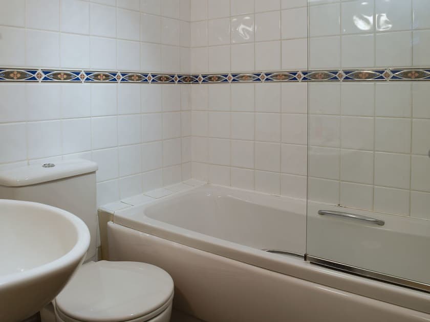 Attractive tiled bathroom with shower over bedroom | Valeview Cottage, Great Malvern