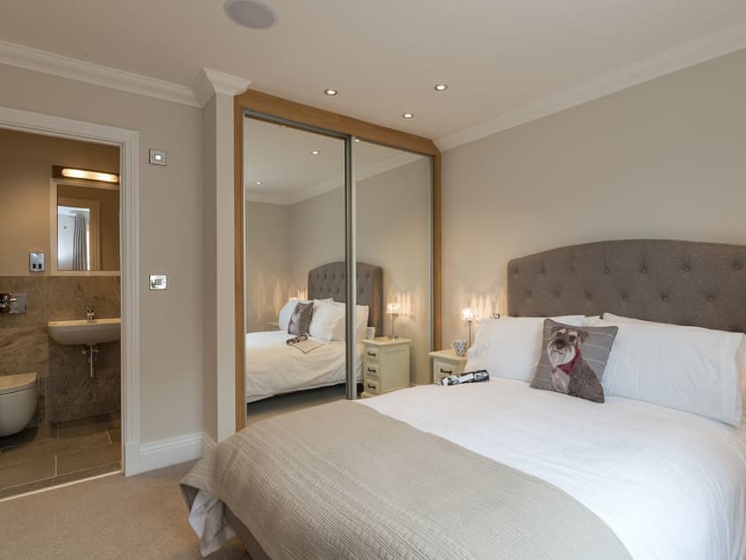 Cosy double bedroom with en-suite | Rye Cottage, Helmsley