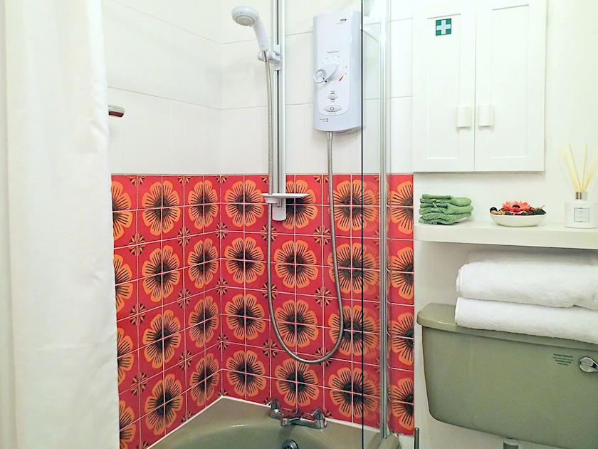Attractively tiled bathroom with shower | Heale Cottage, Littleham, near Bideford