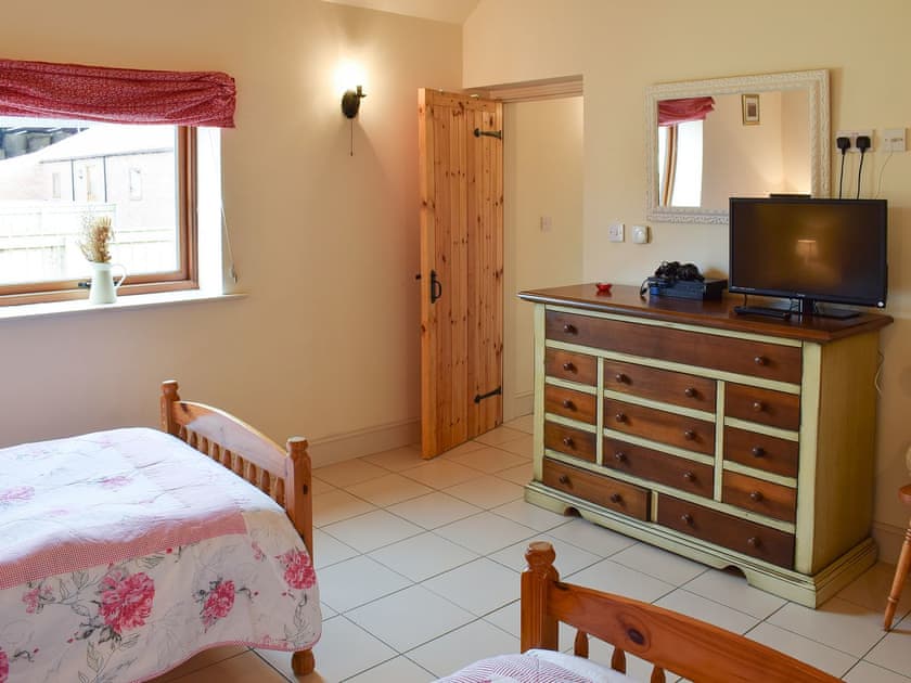 Cosy twin bedded room | Betty’s Byre - Cleveland View Cottages, Easby Grange, near Great Ayton