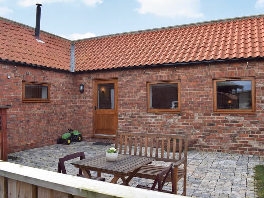 Private cobbled courtyasrd with outdoor eating area | Betty’s Byre - Cleveland View Cottages, Easby Grange, near Great Ayton