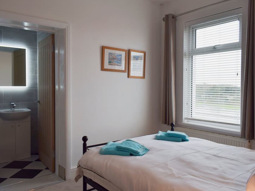 Double bedroom with en-suite | 28 The Promenade, Southport