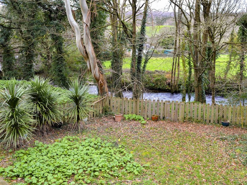 Camel River running past the garden | Chapel Barn, Bodmin