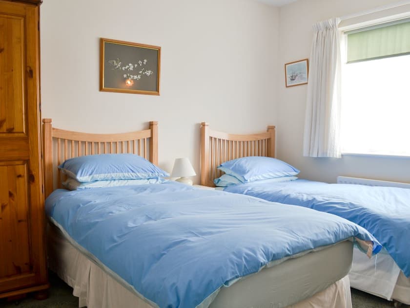 Comfy twin bedroom | Craigneish Bungalow, Trearddur Bay, near Holyhead
