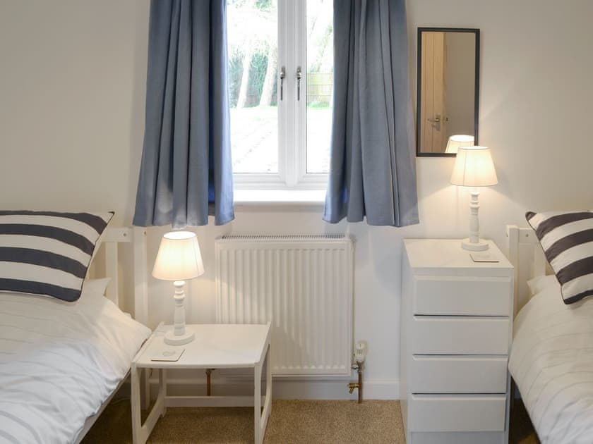 Good-sized twin bedroom | The Boat House, Roughton, near Cromer
