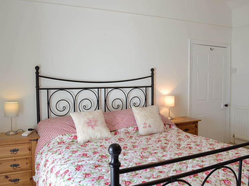 Comfy double bedroom | Penwig Isaf, New Quay