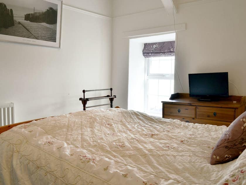Cosy double bedroom | Penwig Isaf, New Quay