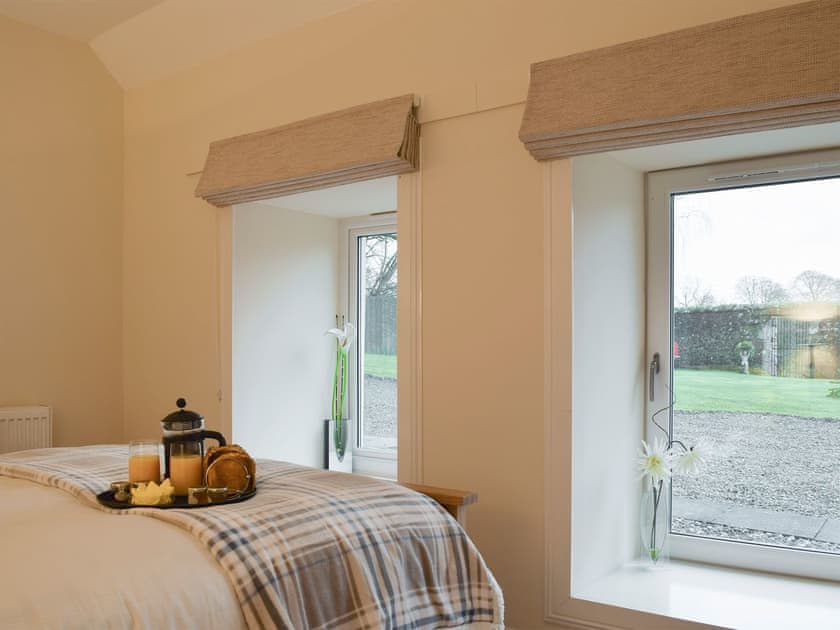 Airy double bedroom | Nether Cottage - Nether Kinneddar Lodge Cottages, Saline, near Dunfermline