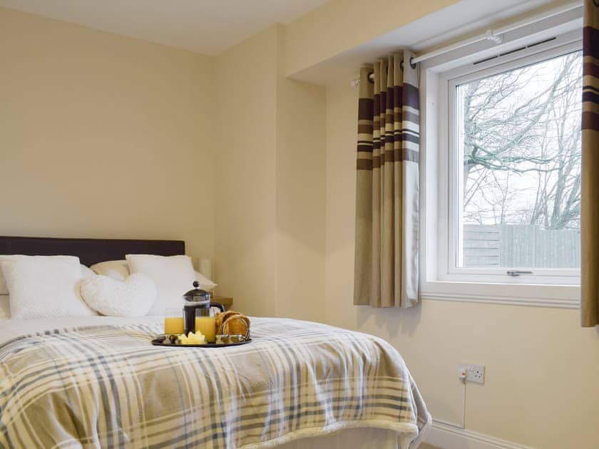 Comfortable double bedroom | Kinneddar Cottage - Nether Kinneddar Lodge Cottages, Saline, near Dunfermline