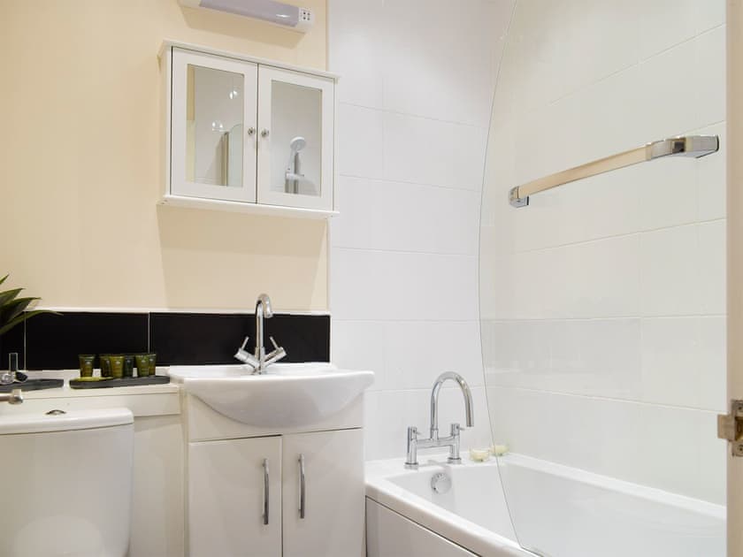 Bathroom with shower over bath | Kinneddar Cottage - Nether Kinneddar Lodge Cottages, Saline, near Dunfermline