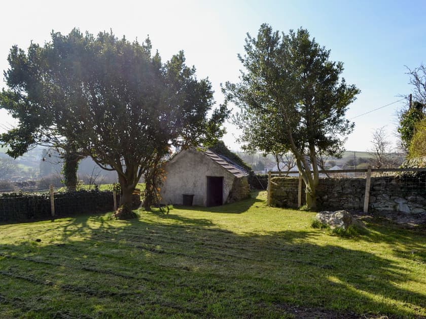 Large enclosed lawned garden with patio and garden furniture | Llain Gam, Llaneilian, near Amlwch