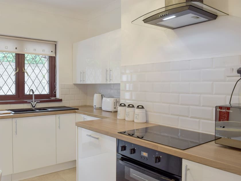 Well-equipped fitted kitchen | Sea Breeze, The Mumbles