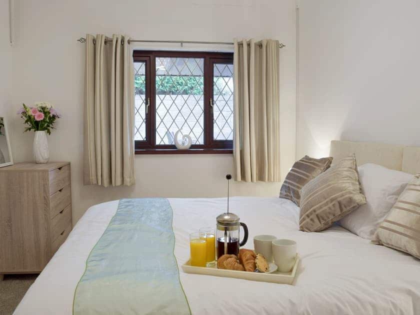 Relaxing main double bedroom | Sea Breeze, The Mumbles