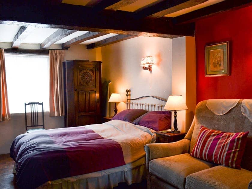 Lovely double bed in the sleeping area | Tudor Cottage Studio - Tudor Cottages, Romsey