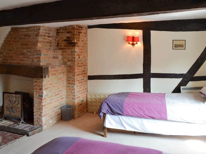 Bedroom with double and additional single bed | Tudor Cottage - Tudor Cottages, Romsey