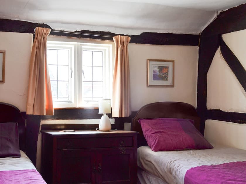 Delightful twin bedded room | Tudor Cottage - Tudor Cottages, Romsey