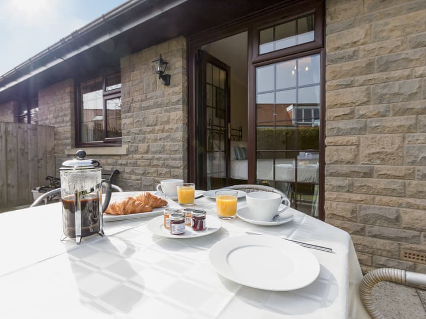 Sitting-out-area with garden furniture | Cleet’s Retreat, Seahouses