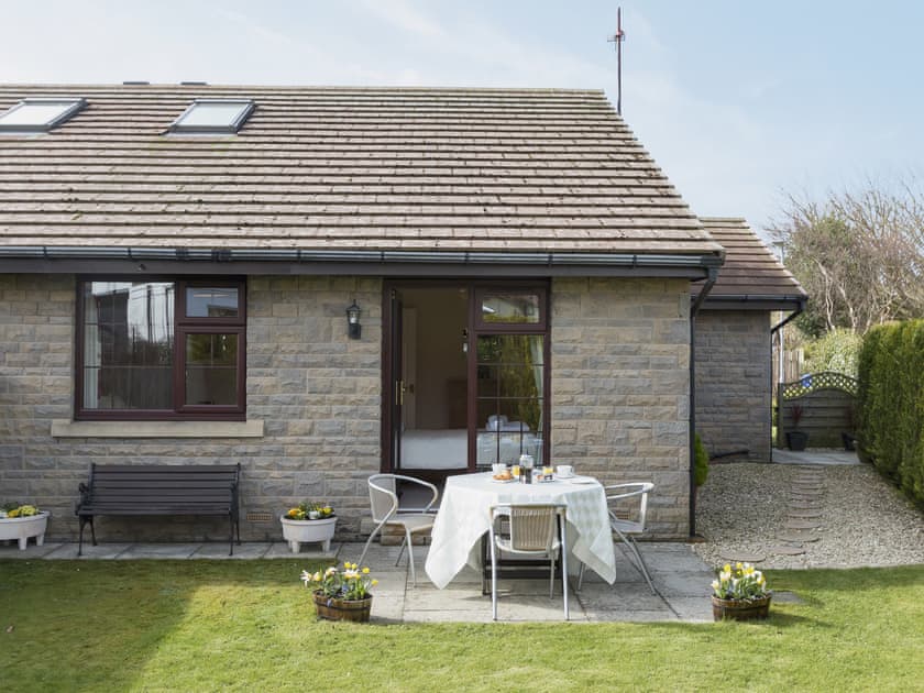 Enclosed lawned garden with sitting-out area and furniture | Cleet’s Retreat, Seahouses