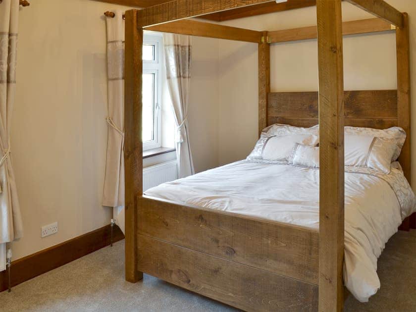 Great four poster bedroom | Little Hoot, Baslow, near Bakewell