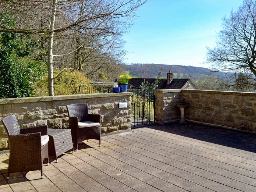 Large patio are with garden furniture | Little Hoot, Baslow, near Bakewell
