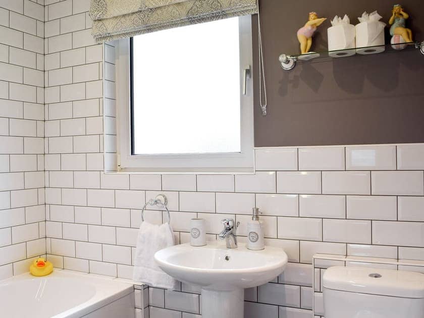 Tiled bathroom | Greenacres, Reynalton, near Tenby
