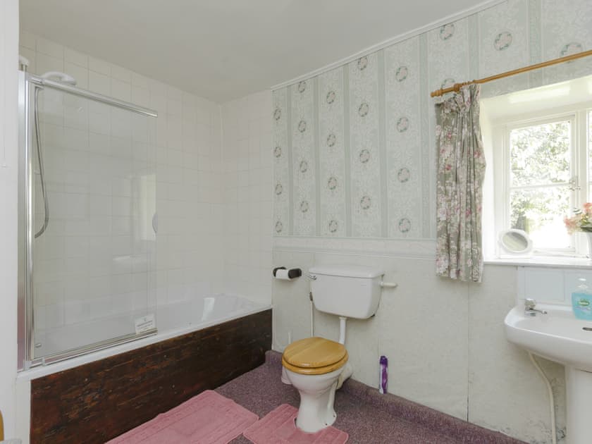 Family bathroom with shower over bath | Bank Top Cottage - Church Bank Cottages, Hathersage