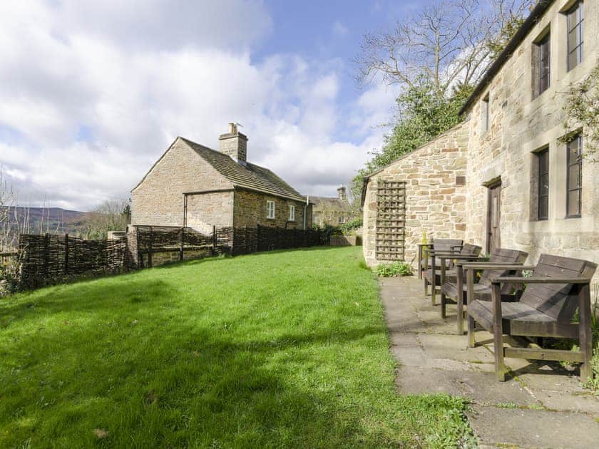 Enclosed garden and garden furniture | Highbury Cottage - Church Bank Cottages, Hathersage