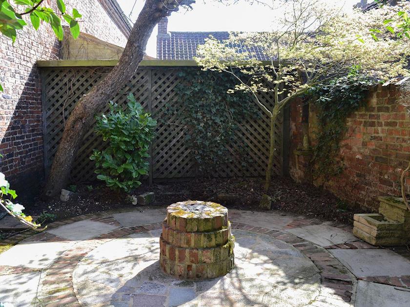 Lovely courtyard-style garden | Nell’s Cottage, Bridlington