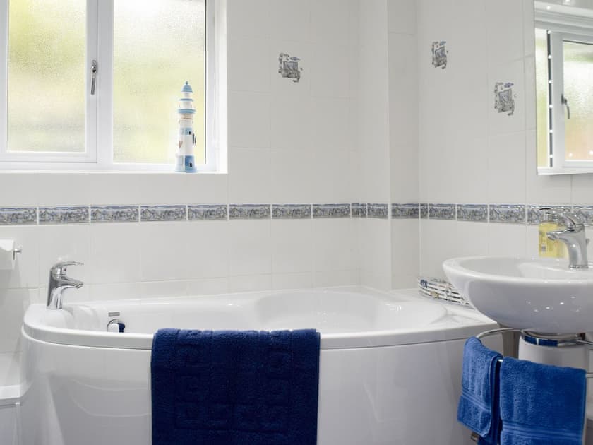 Family bathroom with bath and shower cubicle | Brandelhow, Keswick