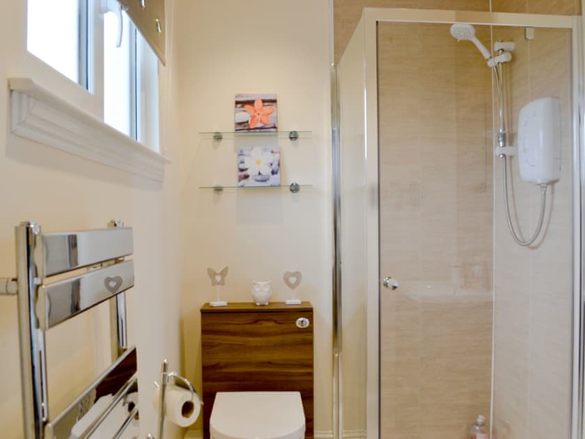 En-suite shower room | Park View Cottage, Stranraer