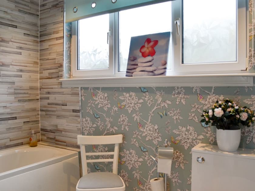 En-suite bathroom | Park View Cottage, Stranraer