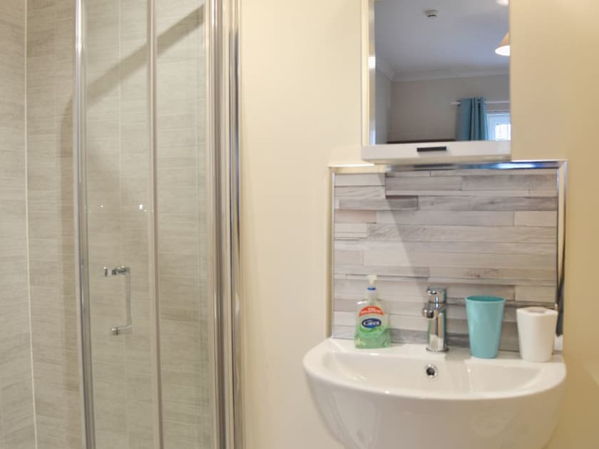 En-suite shower room | Park View Cottage, Stranraer
