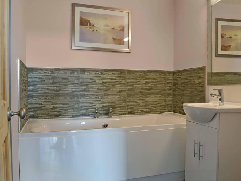 Well presented bathroom | The Old Classroom, St Neot, near Liskeard