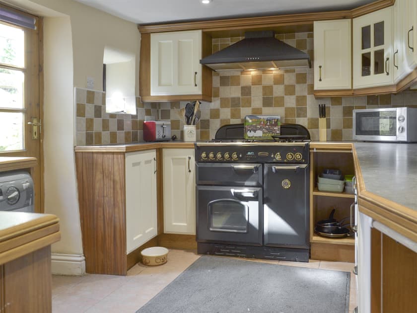 Well-equipped fitted kitchen with modern range-style cooker | Poppy Cottage, Bonsall, near Matlock