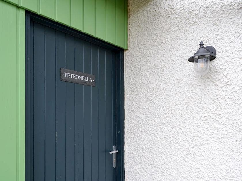 Main entrance | Petronella - Paddockhall Cottages, Linlithgow, near Edinburgh 